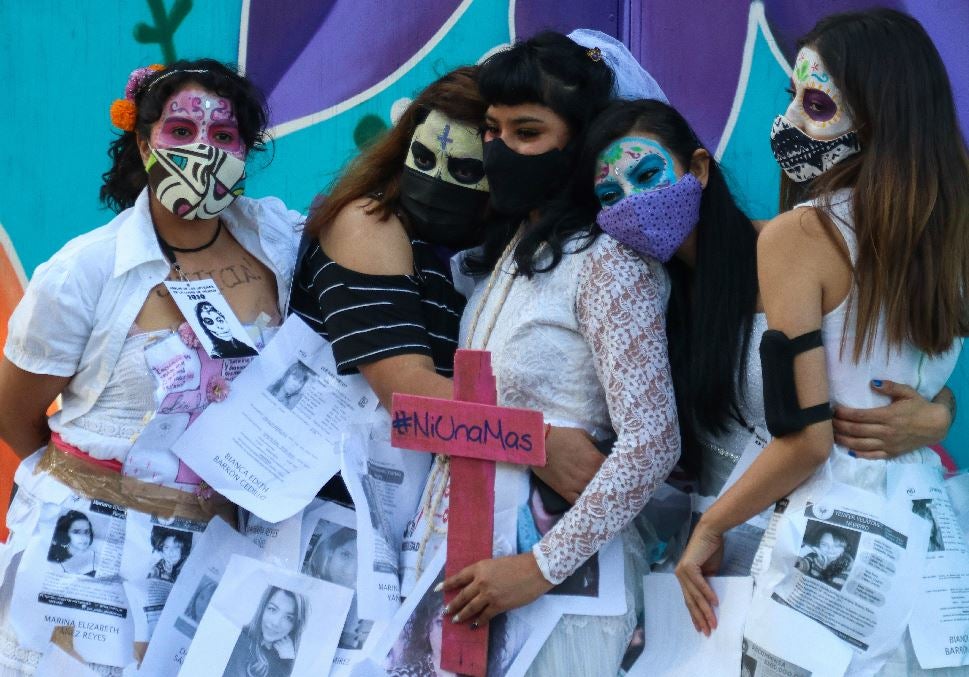 Colectivos feministas participan hoy de una marcha por el Día de Muertos y en protesta por los miles de feminicidios y desapariciones de mujeres en el país, en la ciudad de Saltillo, estado de Coahuila (México). México mantuvo vivo el Día de Muertos en un festejo híbrido acorde a los tiempo de la pandemia y mientras unos estados el país mantuvieron los panteones abiertos, para millones de familias la tradicional festividad transcurrió en casa, incluso miles la celebraron de manera virtual. 