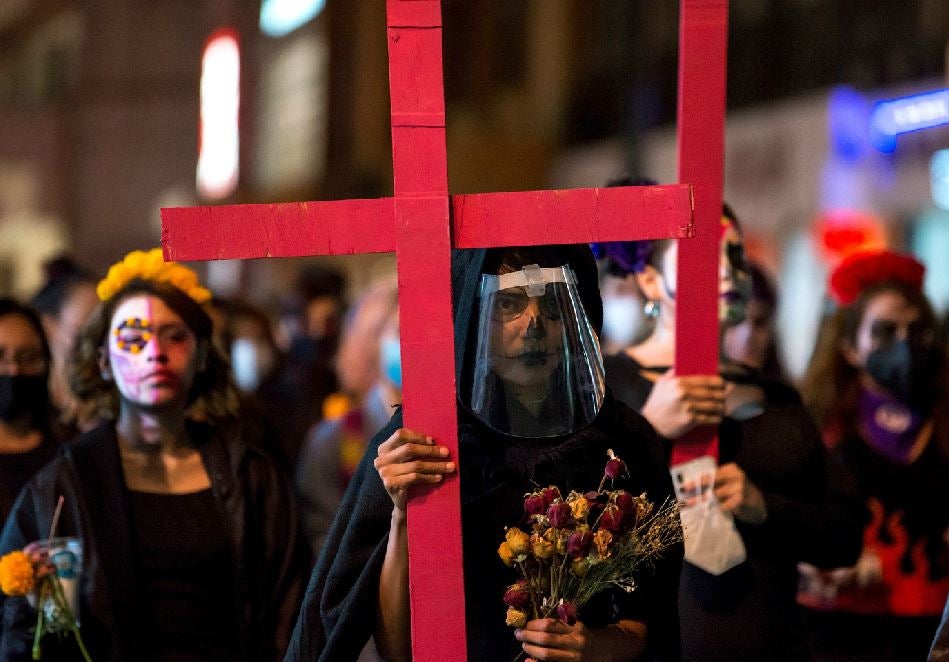 Colectivos feministas participan hoy de una marcha por el Día de Muertos y en protesta por los miles de feminicidios y desapariciones de mujeres en el país, en la ciudad de Saltillo, estado de Coahuila (México). México mantuvo vivo el Día de Muertos en un festejo híbrido acorde a los tiempo de la pandemia y mientras unos estados el país mantuvieron los panteones abiertos, para millones de familias la tradicional festividad transcurrió en casa, incluso miles la celebraron de manera virtual. 