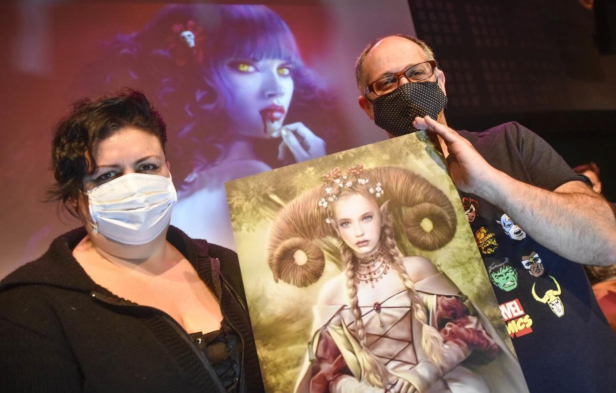 La ilustradora Sarima y el comisario de la exposición Jorge Madejón, con algunas de las obras que incluye la exposición. 