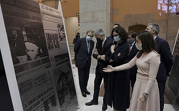Galería. El presidente de Vocento, Ignacio Ybarra Aznar; el ministro del Interior, Fernando Grande-Marlaska; la presidenta de la Comunidad de Madrid, Isabel Díaz Ayuso, y la comisaria de la muestra.