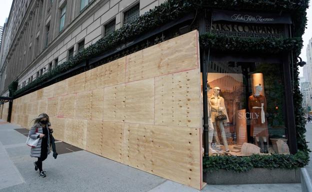 Las tiendas de la Quinta Avenida, en Nueva York, han protegido sus escaparates en previsión de disturbios durante la jornada electoral.