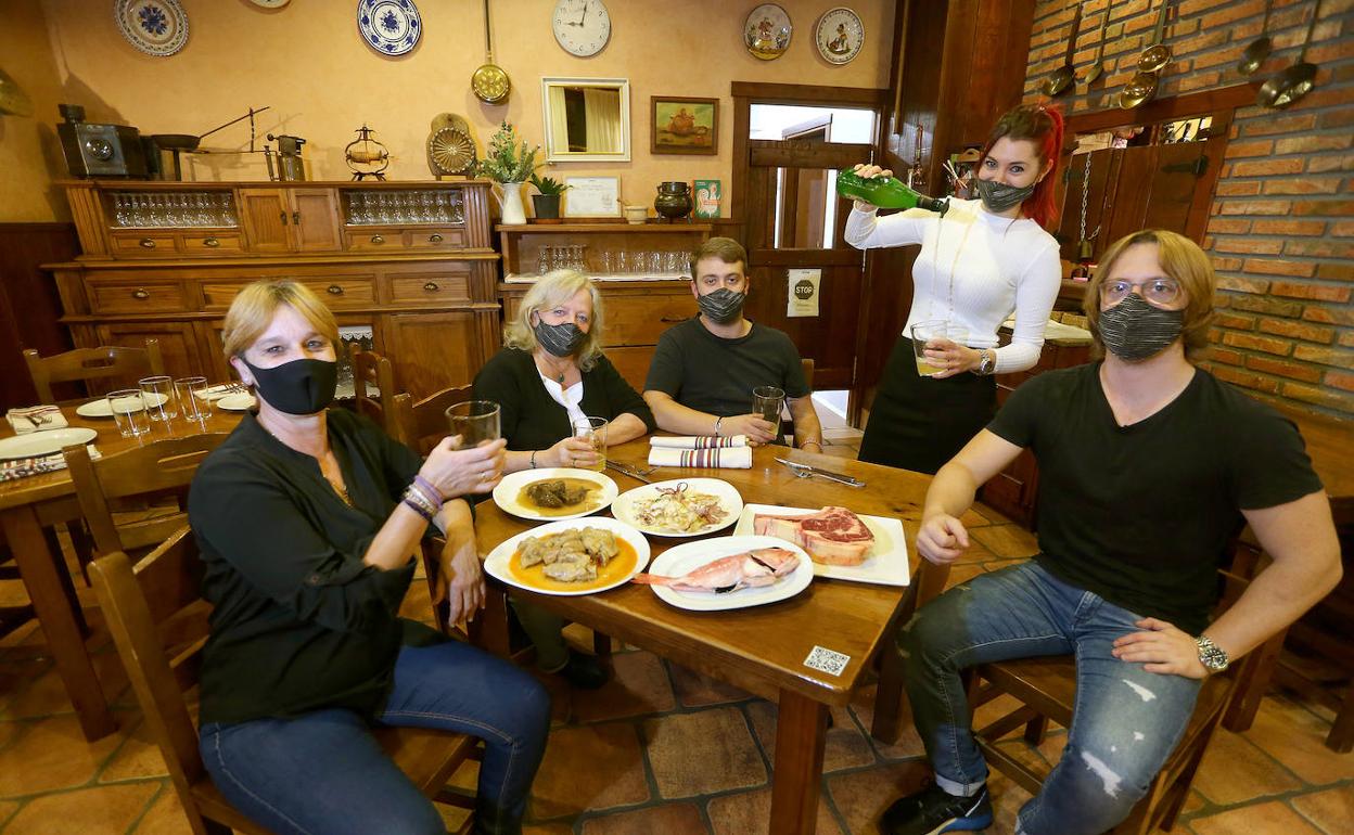 Los responsables del Ganbara Donibane, con un surtido de platos y productos que miman en el restaurante.