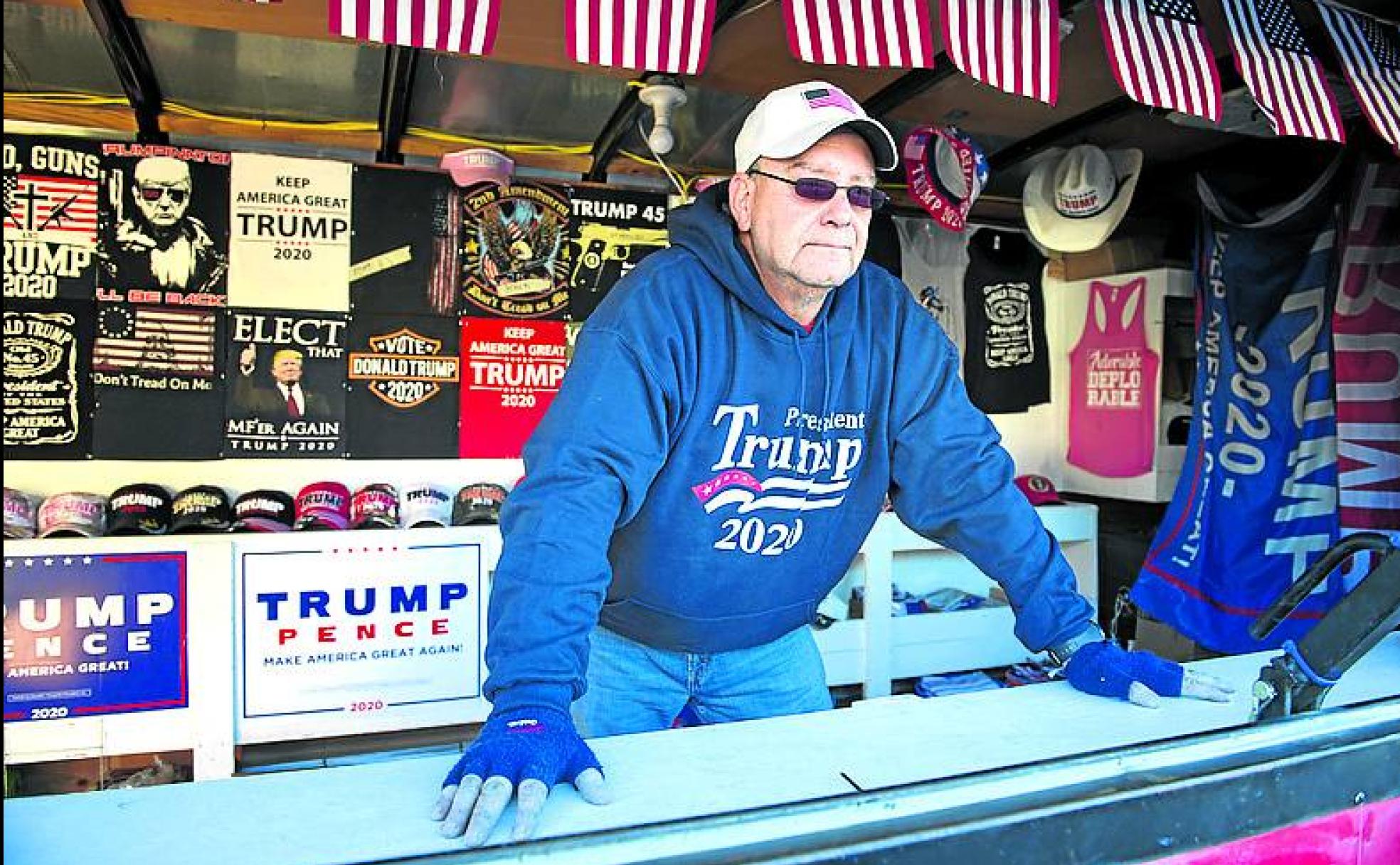 Trump y armas. David Speakman recorre el Estado con la venta de merchandising a favor del presidente.