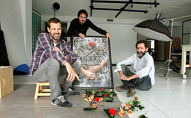 Los directores Goenaga y Garaño y, en medio, el guionista Arregi.