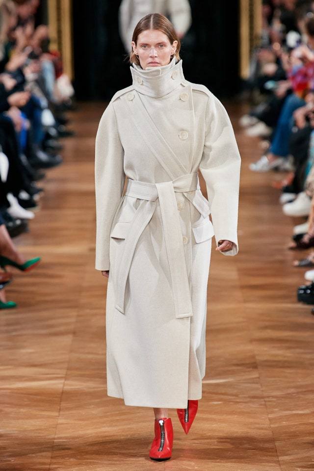 Si buscas un abrigo que te sirva para cualquier ocasión, tienes que hacerte con uno de estilo batín en gris claro. El cuello alto y los bolsillos aportan al 'look' un estilo desenfadado