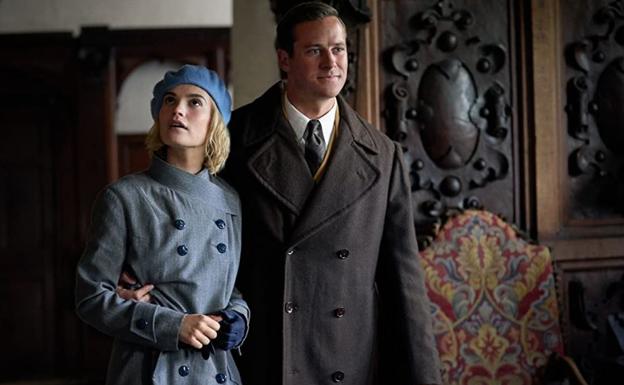 Armie Hammer y Lily James son los protagonistas de 'Rebeca'.