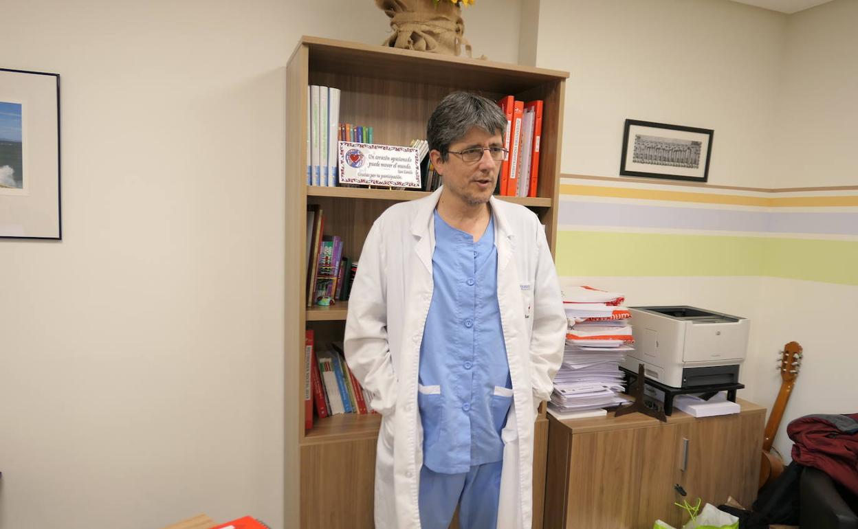 El psicólogo Xabier Azkoitia participó ayer en los cursos de la UPV de forma telemática desde Madrid. 