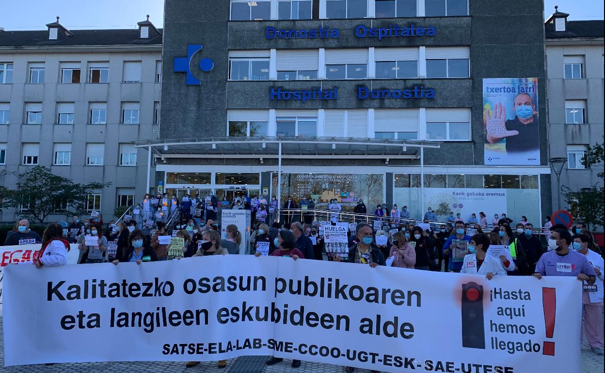 Concentración delante del Hospital Donostia