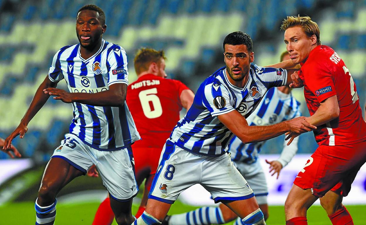 Merino y Sagnan se preparan para atacar el balón en un centro lateral. 