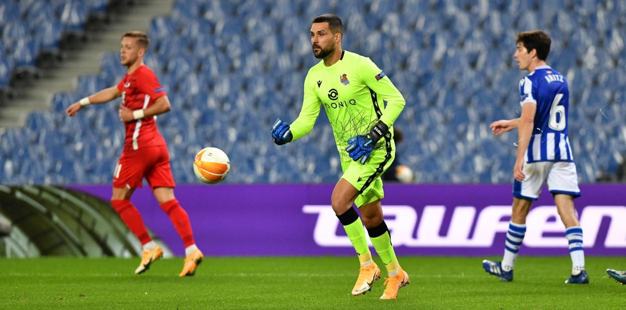 Moyá cede el balón a uno de sus compañeros ante Aritz Elustondo. 