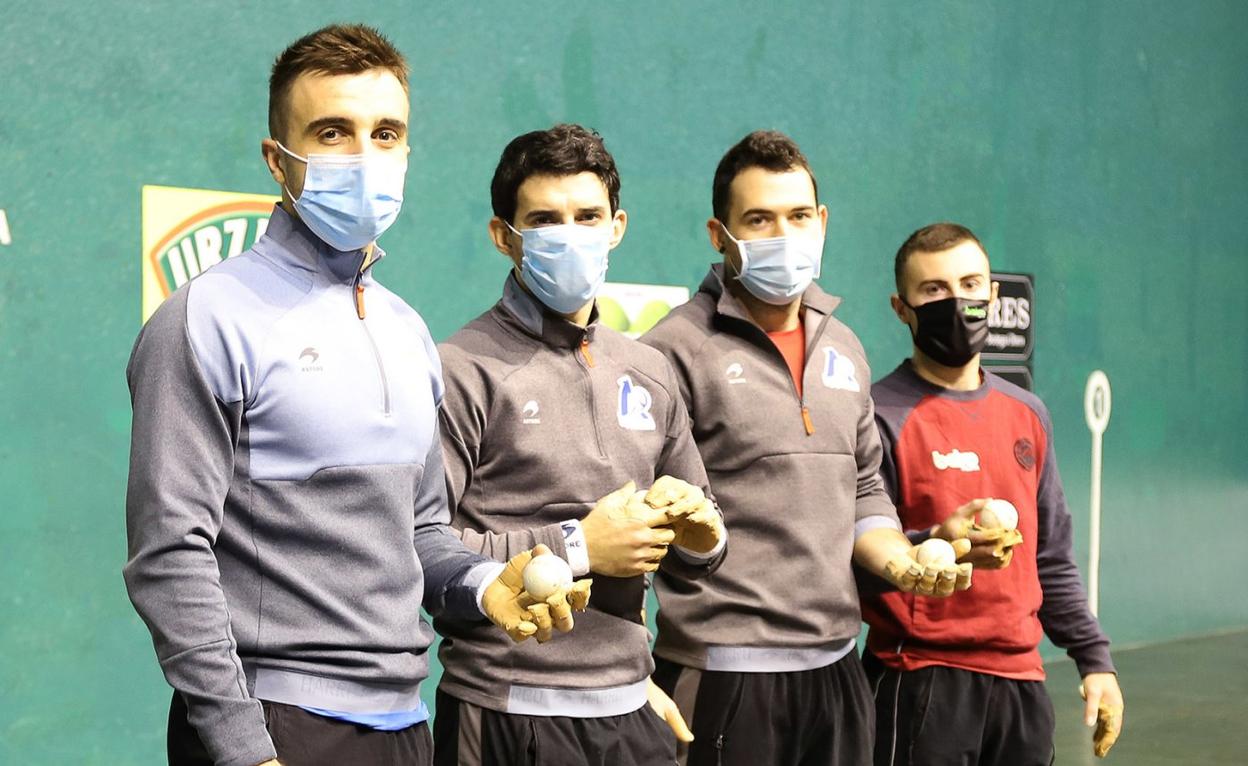 Jon Ander Peña, Jokin Altuna, Erik Jaka y Joanes Bakaikoa, ayer en el Astelena durante la elección de material. 