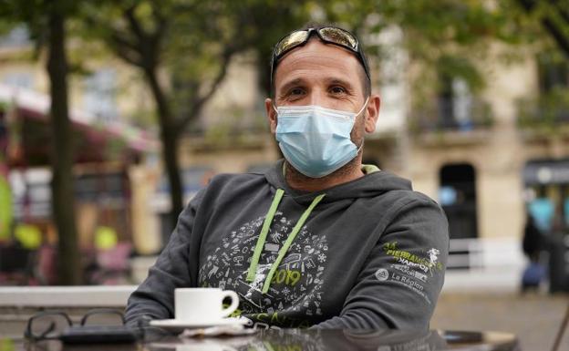 Iñaki disfruta de su último café antes de que entre en vigor la nueva norma