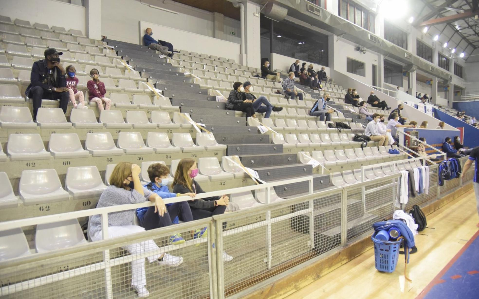 Aspecto de las gradas del Josean Gasca, anoche en el partido debaloncesto de IDK Euskotren,el último con público. 