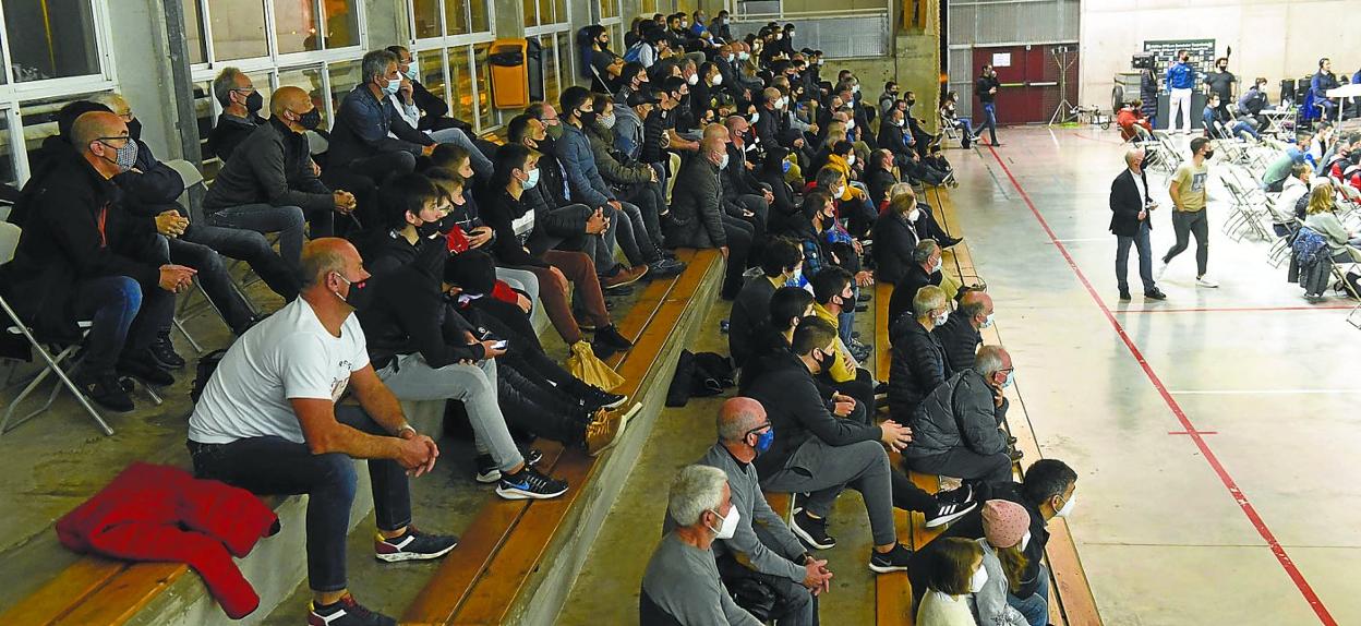 Los pelotazales ataundarras y de las localidades limítrofes ocuparon ayer las gradas del frontón Auzoeta de Ataun. 