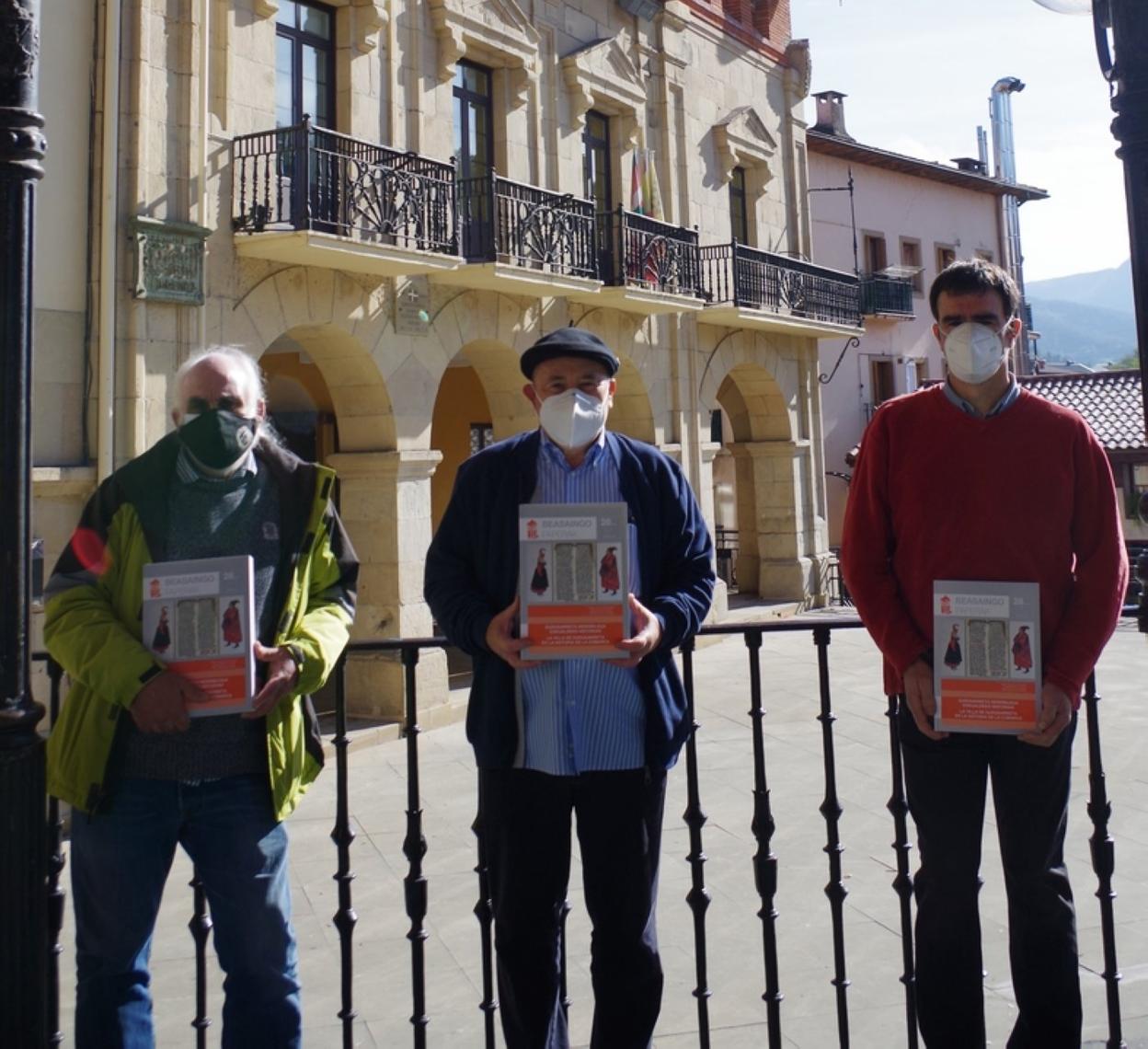 Joseba Alonso, Martín García y Mikel Dorronsoro con el nuevo libro. 