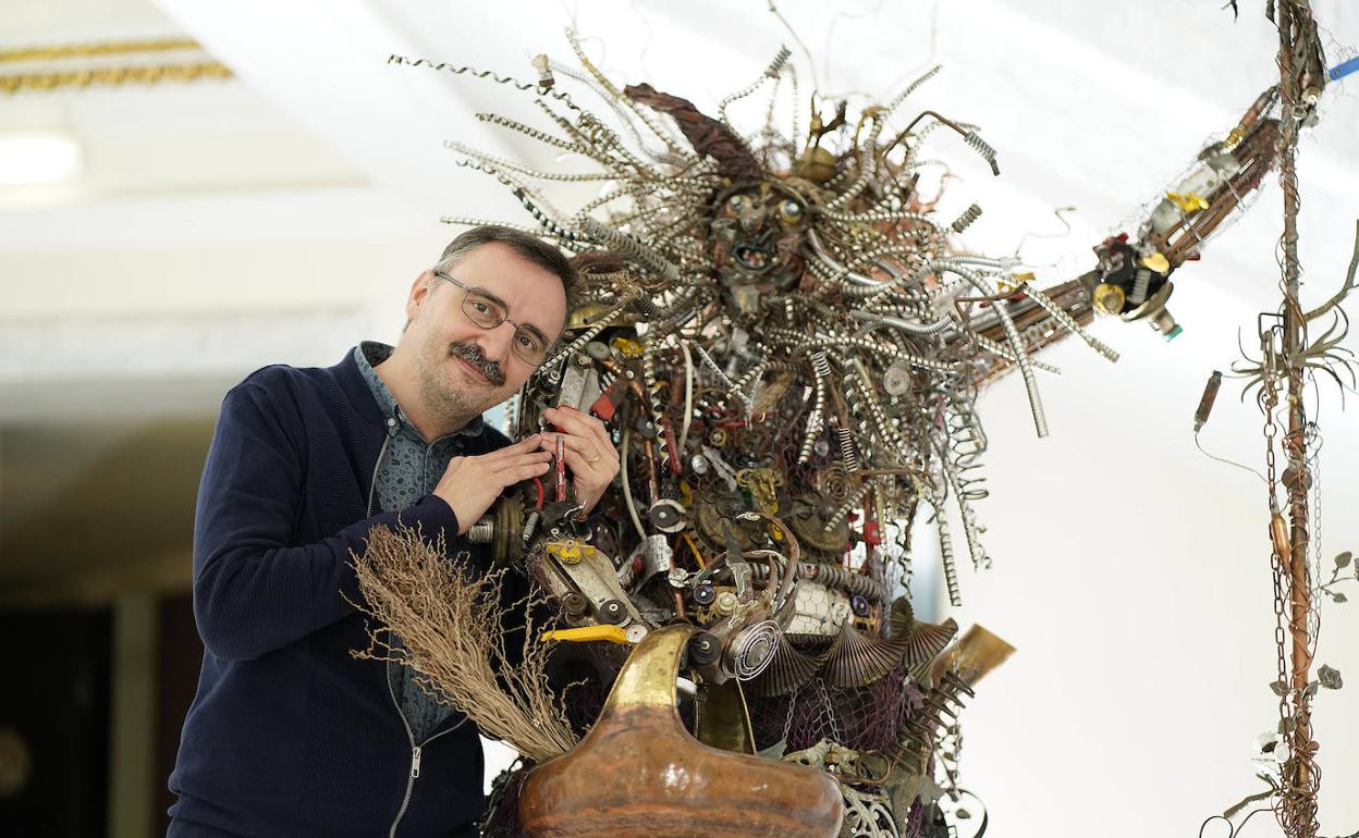 Josemi Beltrán, con la bruja metálica del Victoria Eugenia. 