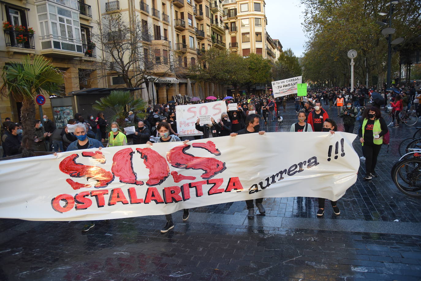 Numerosos hosteleros se han manifestando este sábado por la tarde en Donostia en protesta por el cierre del sector y la falta de ayudas institucionales. El enfado y la indignación han sido palpables entre los participantes