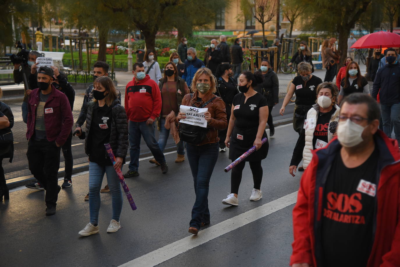 Numerosos hosteleros se han manifestando este sábado por la tarde en Donostia en protesta por el cierre del sector y la falta de ayudas institucionales. El enfado y la indignación han sido palpables entre los participantes