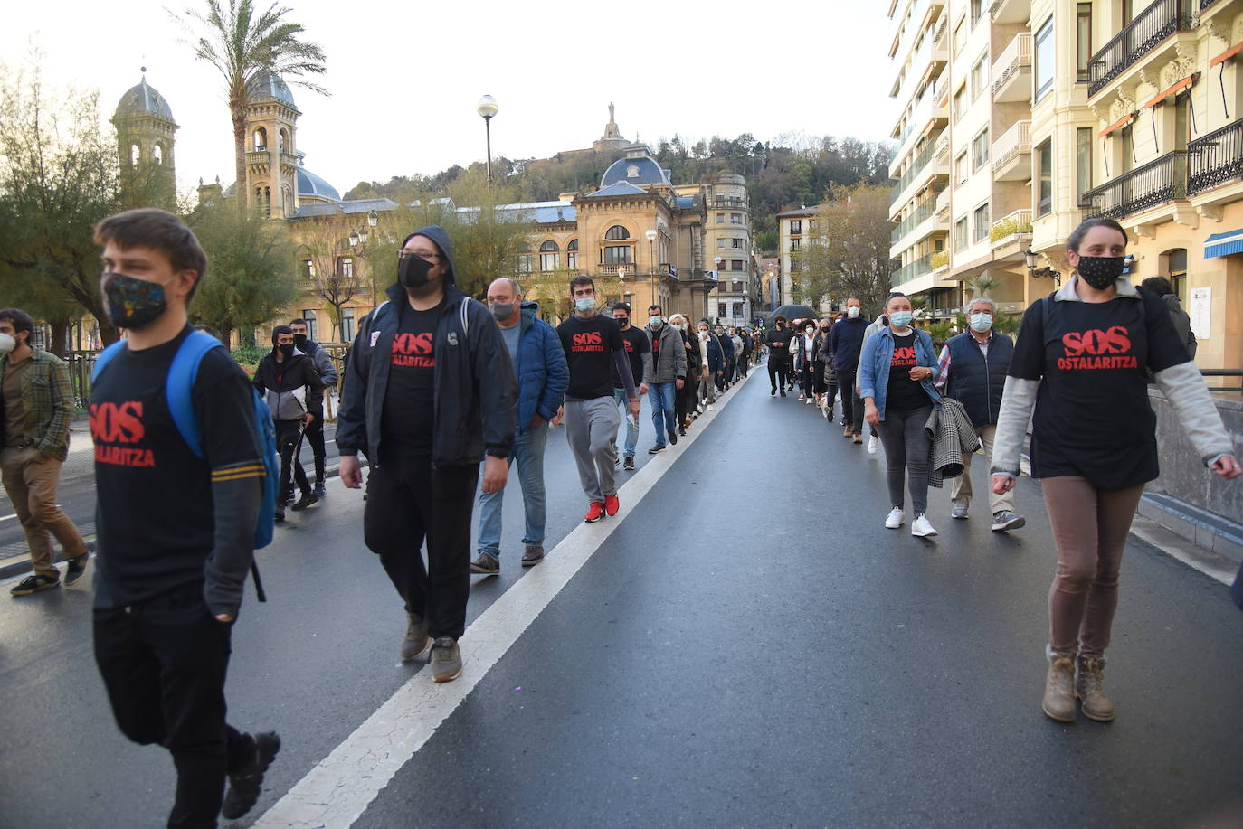 Numerosos hosteleros se han manifestando este sábado por la tarde en Donostia en protesta por el cierre del sector y la falta de ayudas institucionales. El enfado y la indignación han sido palpables entre los participantes