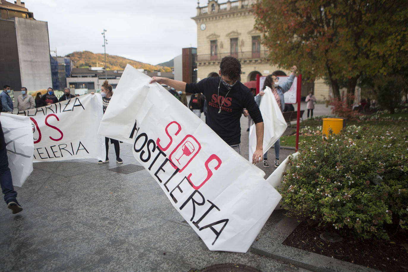 Numerosos hosteleros se han manifestando este sábado por la tarde en Donostia en protesta por el cierre del sector y la falta de ayudas institucionales. El enfado y la indignación han sido palpables entre los participantes