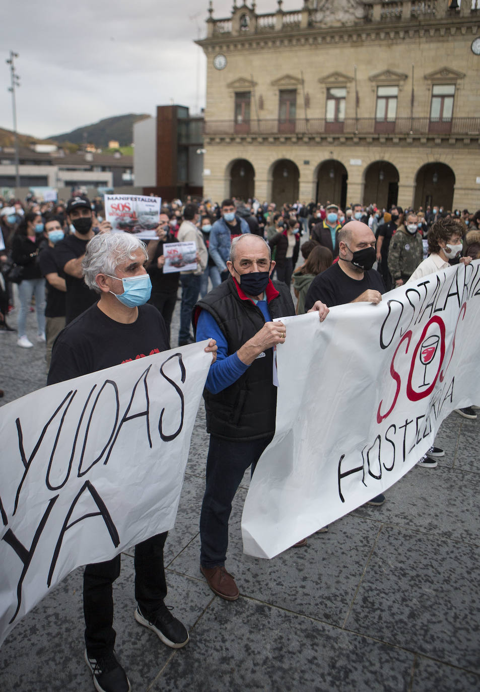 Numerosos hosteleros se han manifestando este sábado por la tarde en Donostia en protesta por el cierre del sector y la falta de ayudas institucionales. El enfado y la indignación han sido palpables entre los participantes