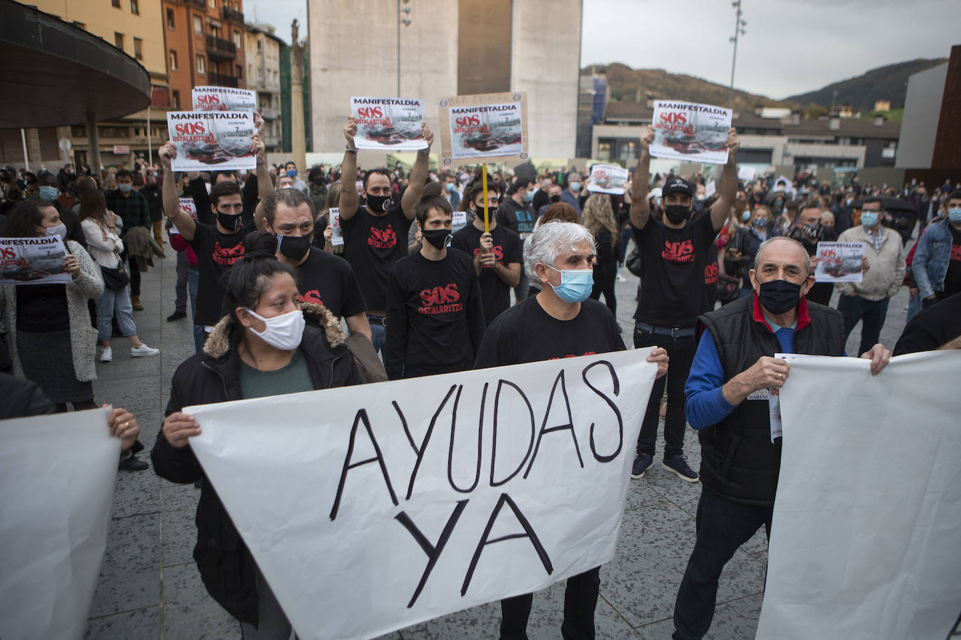 Numerosos hosteleros se han manifestando este sábado por la tarde en Donostia en protesta por el cierre del sector y la falta de ayudas institucionales. El enfado y la indignación han sido palpables entre los participantes