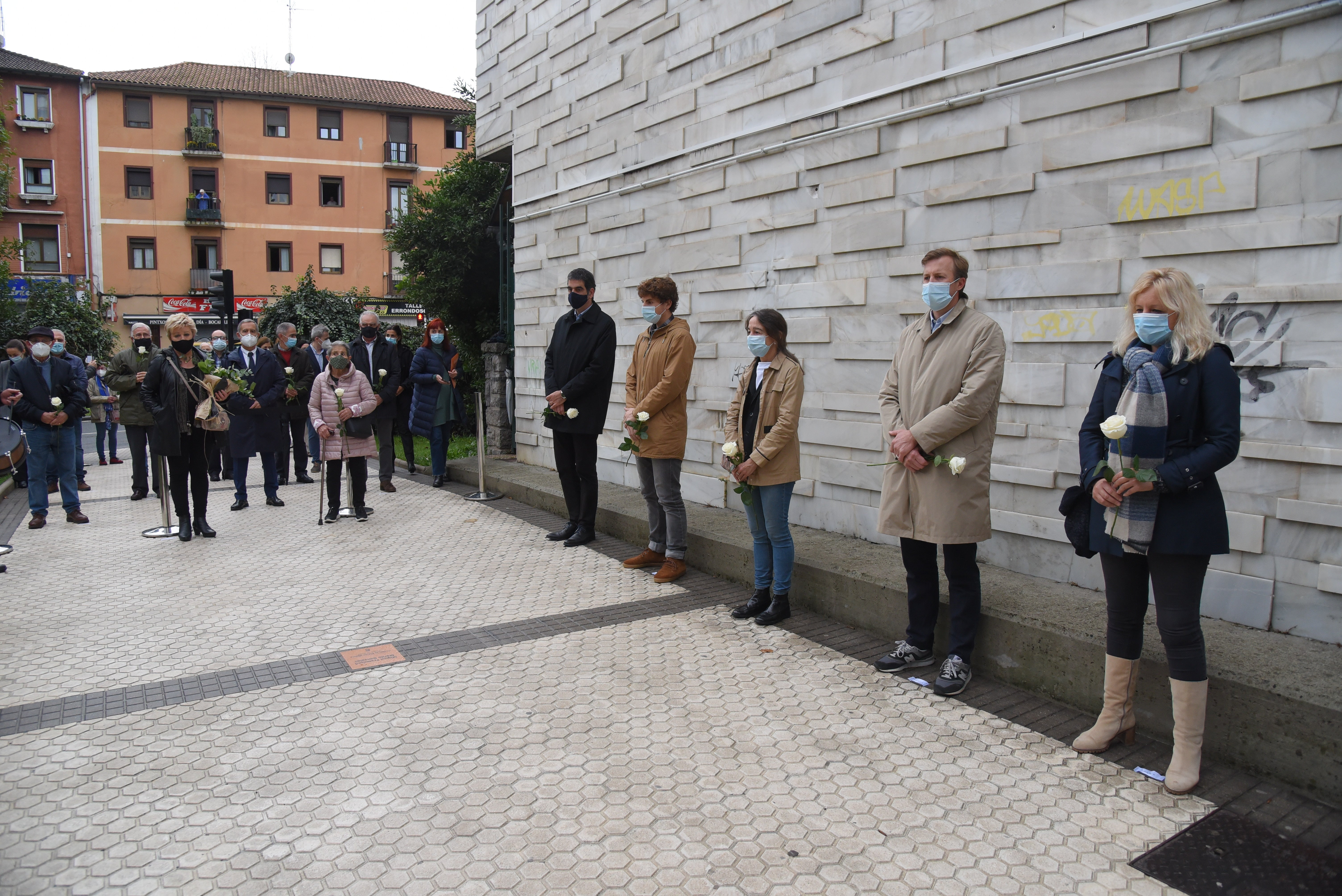 Fotos: Donostia recuerda con una placa al policía Martín González, asesinado por ETA