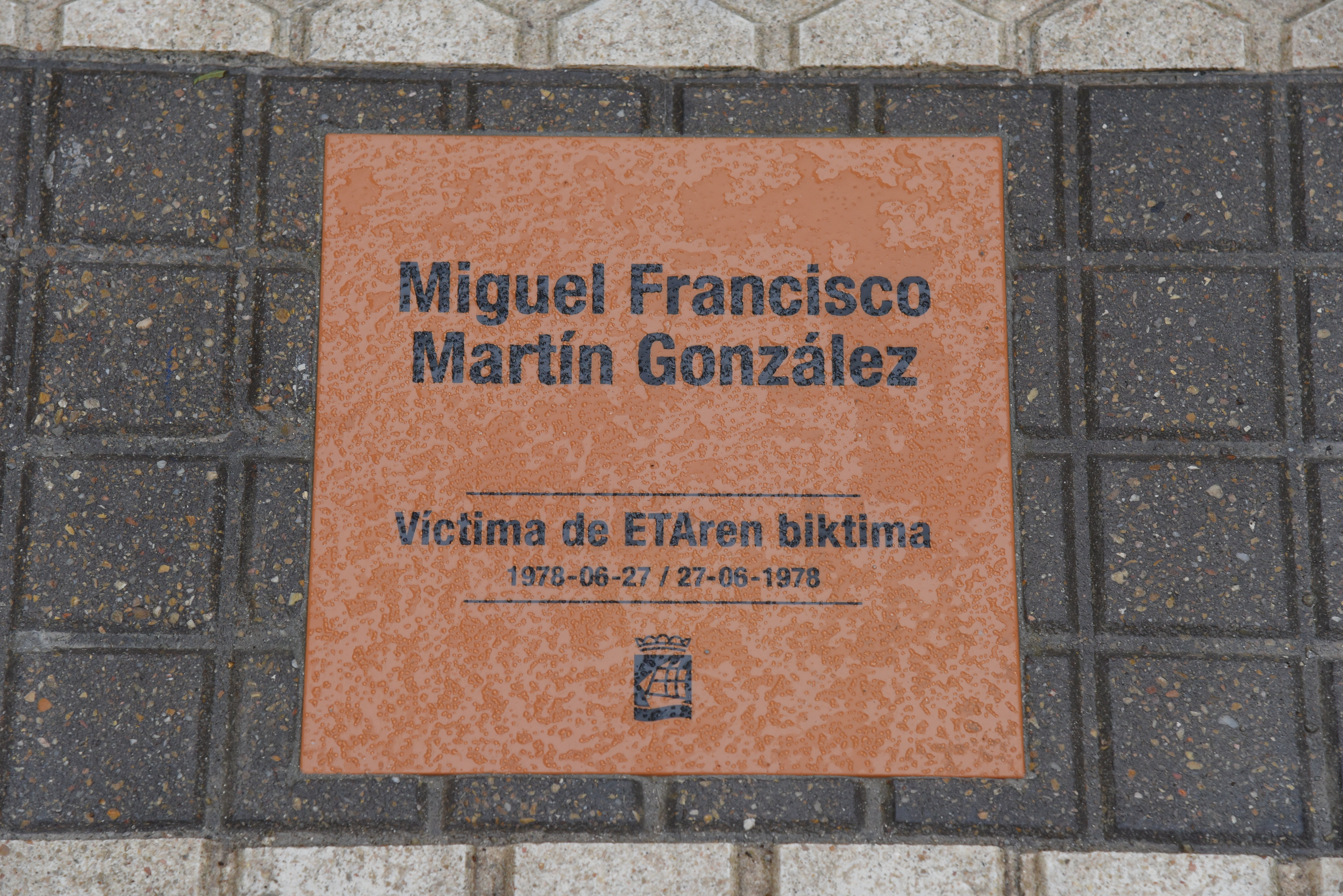 Fotos: Donostia recuerda con una placa al policía Martín González, asesinado por ETA