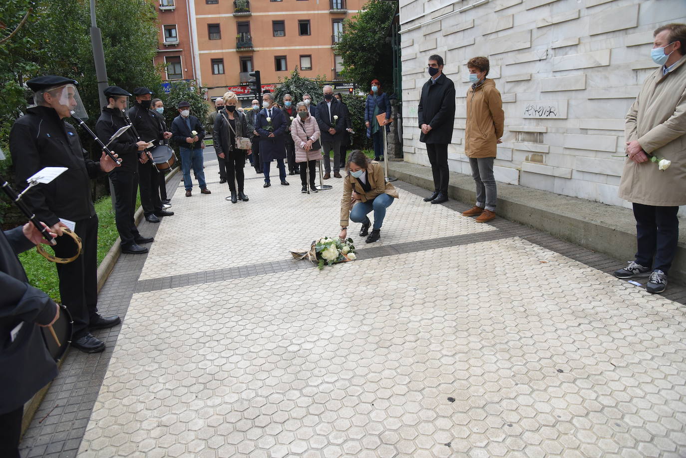 Fotos: Donostia recuerda con una placa al policía Martín González, asesinado por ETA