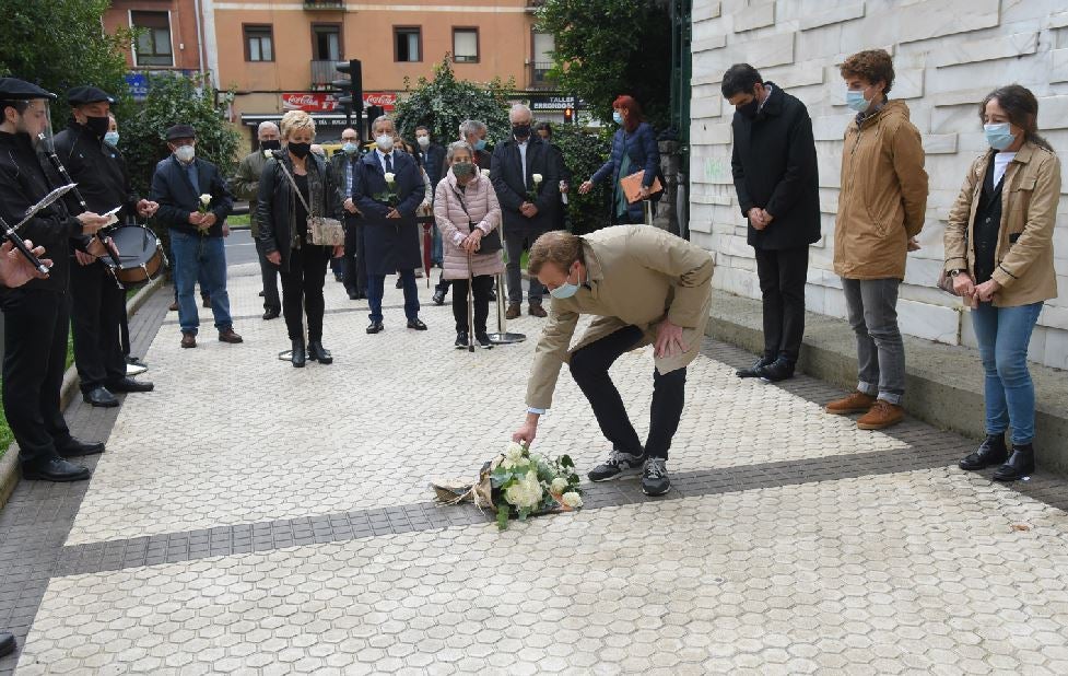 Fotos: Donostia recuerda con una placa al policía Martín González, asesinado por ETA