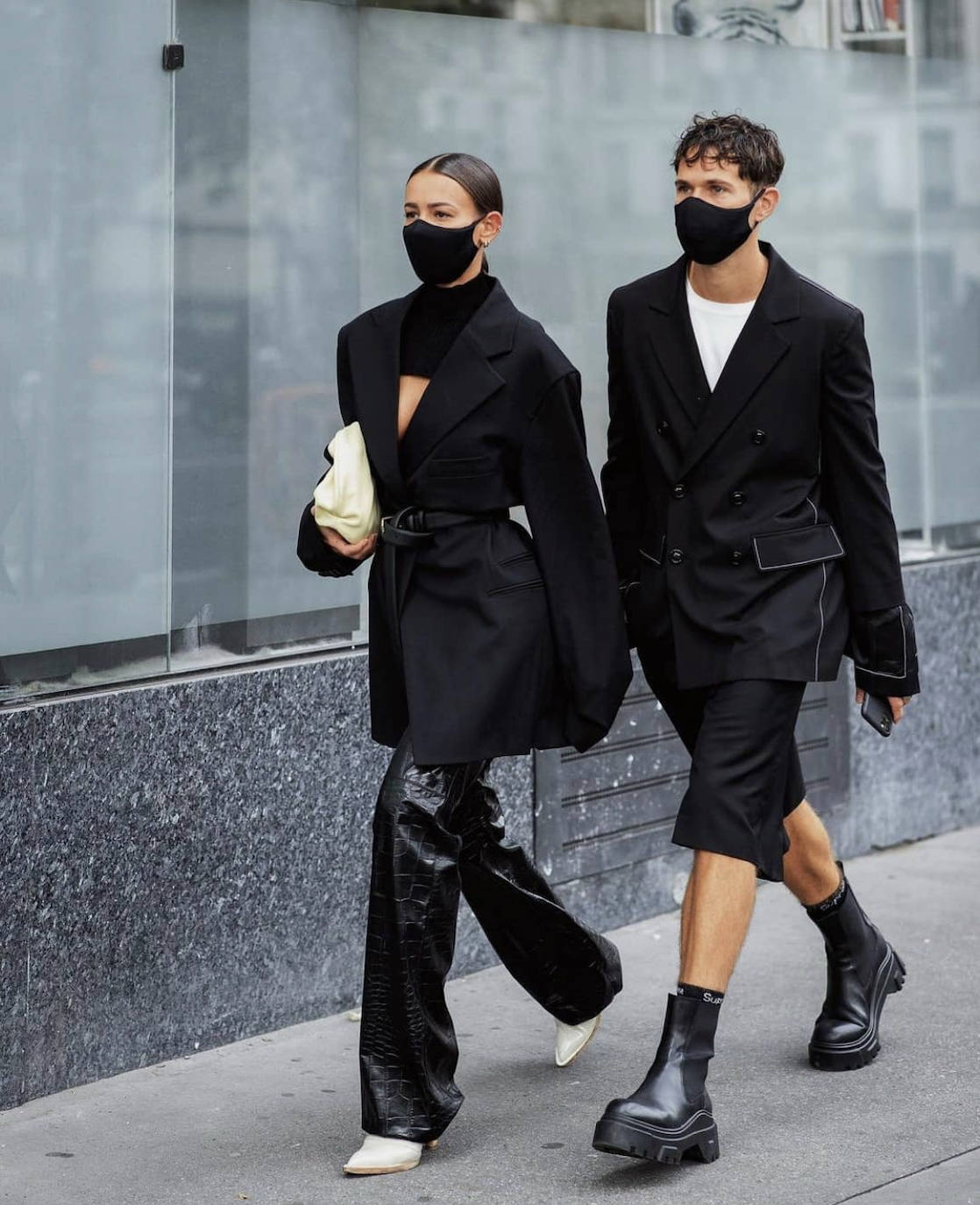 Las prendas efecto cuero, los estampados de cuadros, los trajes masculinos, las camisas blancas en todas sus versiones, los 'maxi' abrigos, las gabardinas, las cazadoras, las sudaderas, el chándal monocolor, los flecos, las chorreras, los volantes, las botas de estilo militar, las corbatas o los lazos en 'modo pajarita' serán las tendencias predominantes de un otoño marcado por la comodidad, el minimalismo y la extrema sobriedad