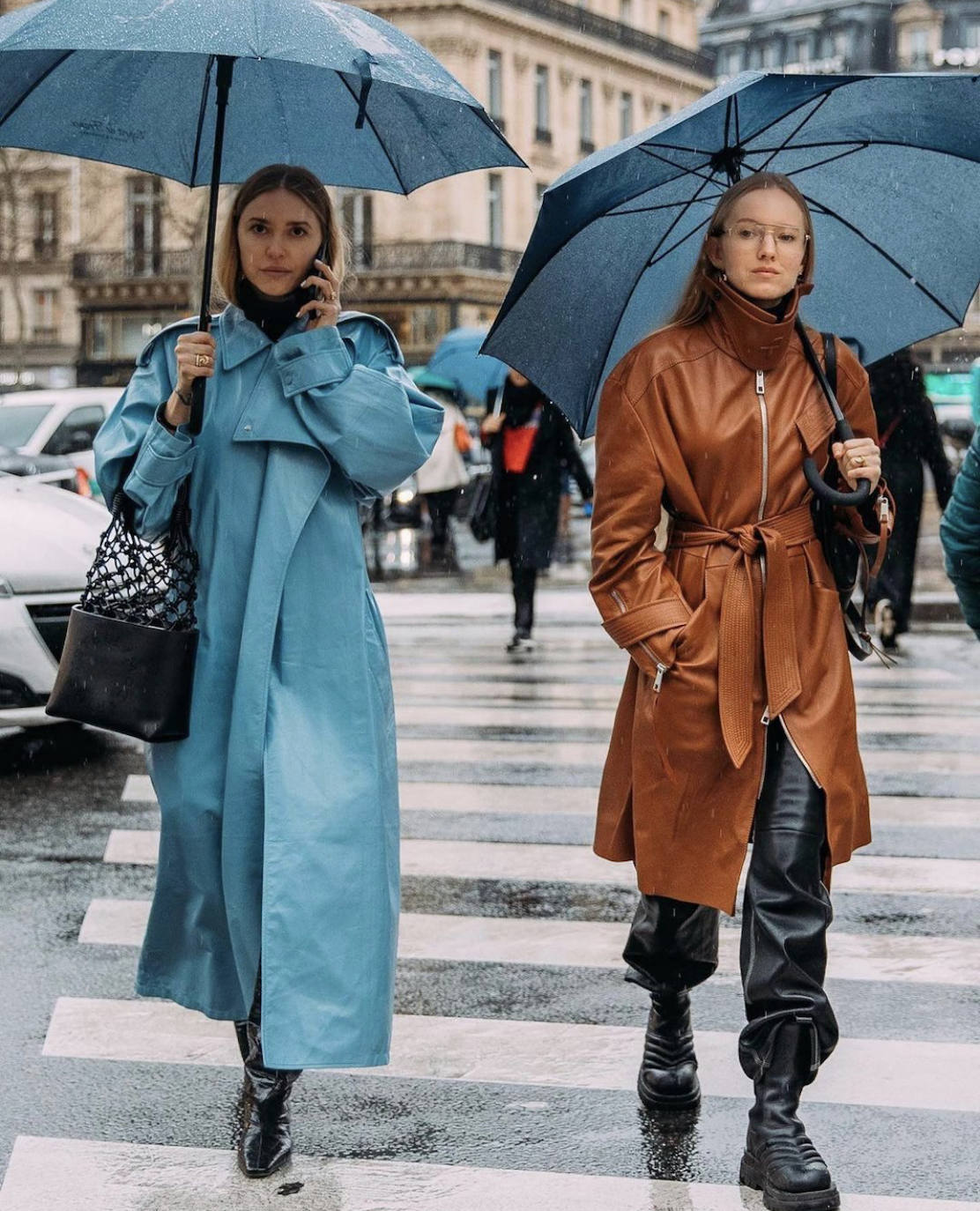 Las prendas efecto cuero, los estampados de cuadros, los trajes masculinos, las camisas blancas en todas sus versiones, los 'maxi' abrigos, las gabardinas, las cazadoras, las sudaderas, el chándal monocolor, los flecos, las chorreras, los volantes, las botas de estilo militar, las corbatas o los lazos en 'modo pajarita' serán las tendencias predominantes de un otoño marcado por la comodidad, el minimalismo y la extrema sobriedad