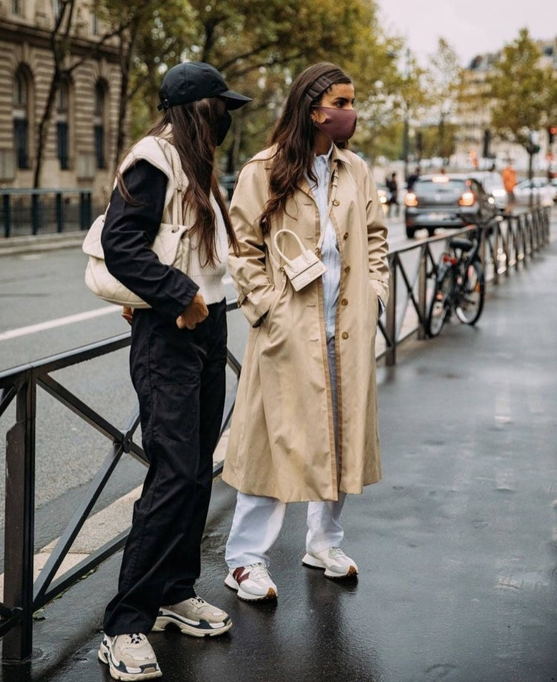 Las prendas efecto cuero, los estampados de cuadros, los trajes masculinos, las camisas blancas en todas sus versiones, los 'maxi' abrigos, las gabardinas, las cazadoras, las sudaderas, el chándal monocolor, los flecos, las chorreras, los volantes, las botas de estilo militar, las corbatas o los lazos en 'modo pajarita' serán las tendencias predominantes de un otoño marcado por la comodidad, el minimalismo y la extrema sobriedad