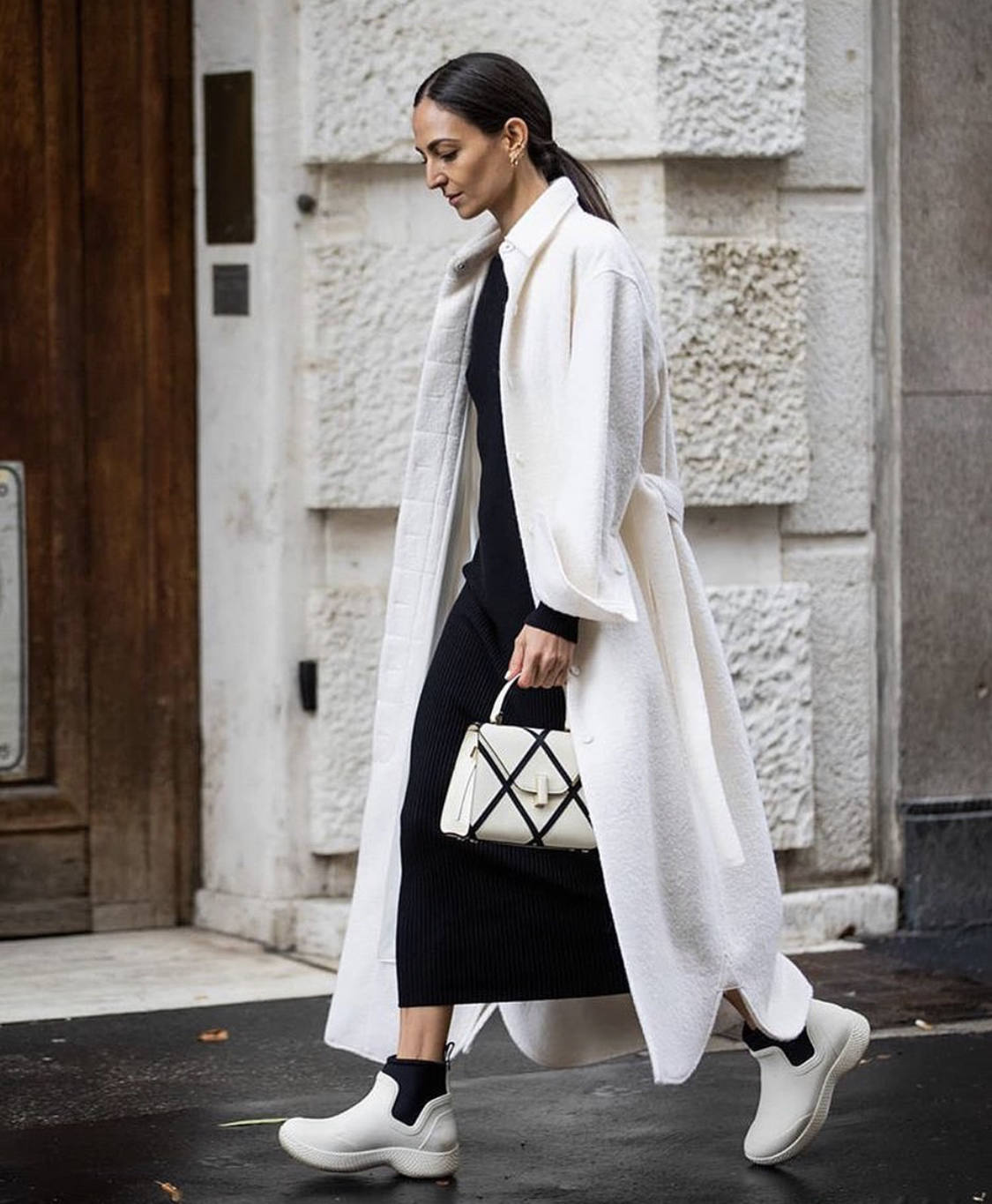 Las prendas efecto cuero, los estampados de cuadros, los trajes masculinos, las camisas blancas en todas sus versiones, los 'maxi' abrigos, las gabardinas, las cazadoras, las sudaderas, el chándal monocolor, los flecos, las chorreras, los volantes, las botas de estilo militar, las corbatas o los lazos en 'modo pajarita' serán las tendencias predominantes de un otoño marcado por la comodidad, el minimalismo y la extrema sobriedad