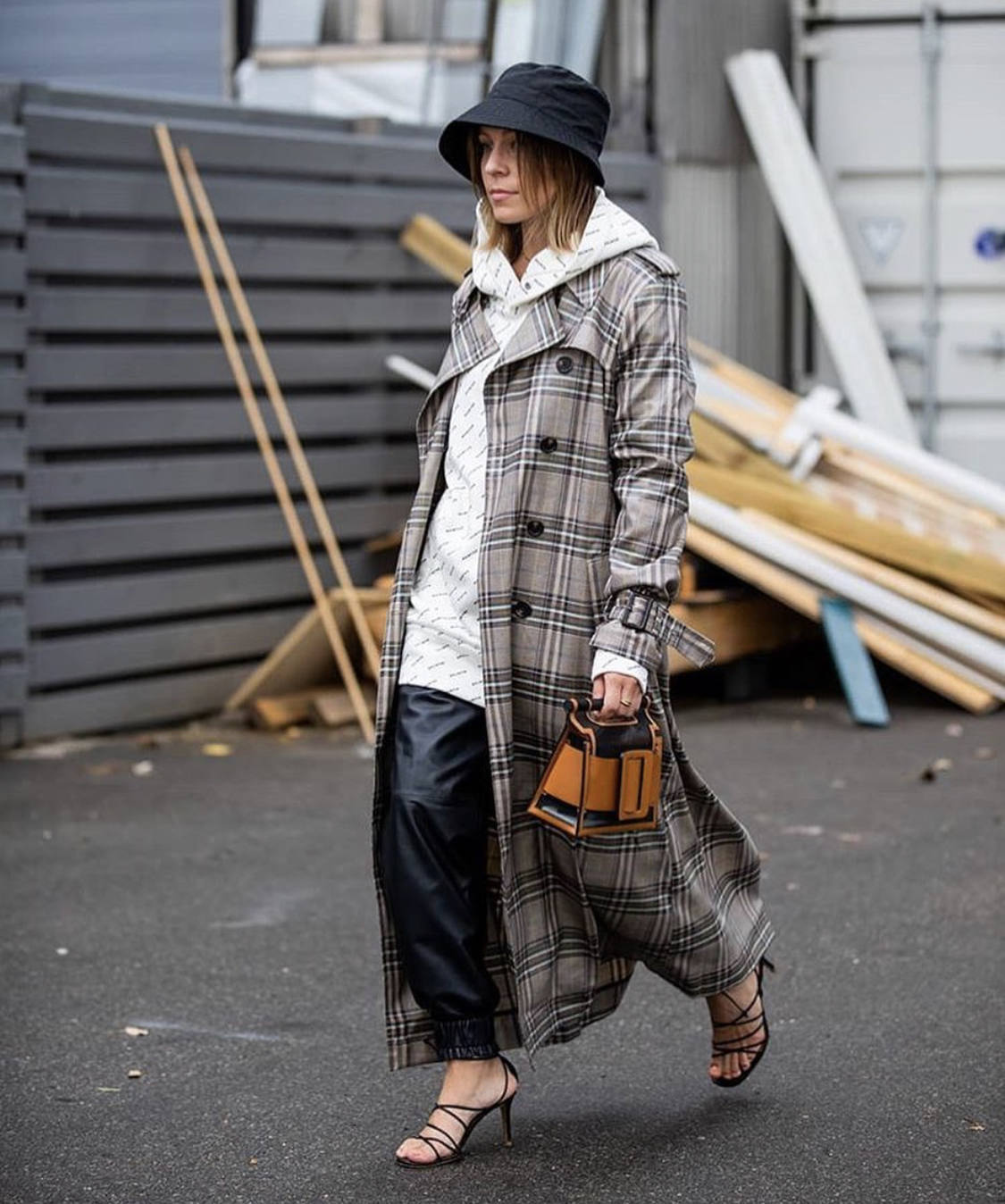 Las prendas efecto cuero, los estampados de cuadros, los trajes masculinos, las camisas blancas en todas sus versiones, los 'maxi' abrigos, las gabardinas, las cazadoras, las sudaderas, el chándal monocolor, los flecos, las chorreras, los volantes, las botas de estilo militar, las corbatas o los lazos en 'modo pajarita' serán las tendencias predominantes de un otoño marcado por la comodidad, el minimalismo y la extrema sobriedad