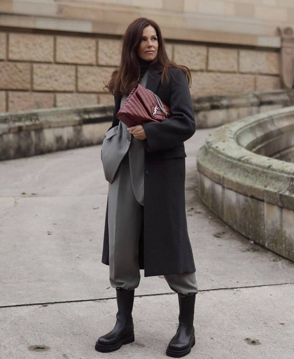 Las prendas efecto cuero, los estampados de cuadros, los trajes masculinos, las camisas blancas en todas sus versiones, los 'maxi' abrigos, las gabardinas, las cazadoras, las sudaderas, el chándal monocolor, los flecos, las chorreras, los volantes, las botas de estilo militar, las corbatas o los lazos en 'modo pajarita' serán las tendencias predominantes de un otoño marcado por la comodidad, el minimalismo y la extrema sobriedad