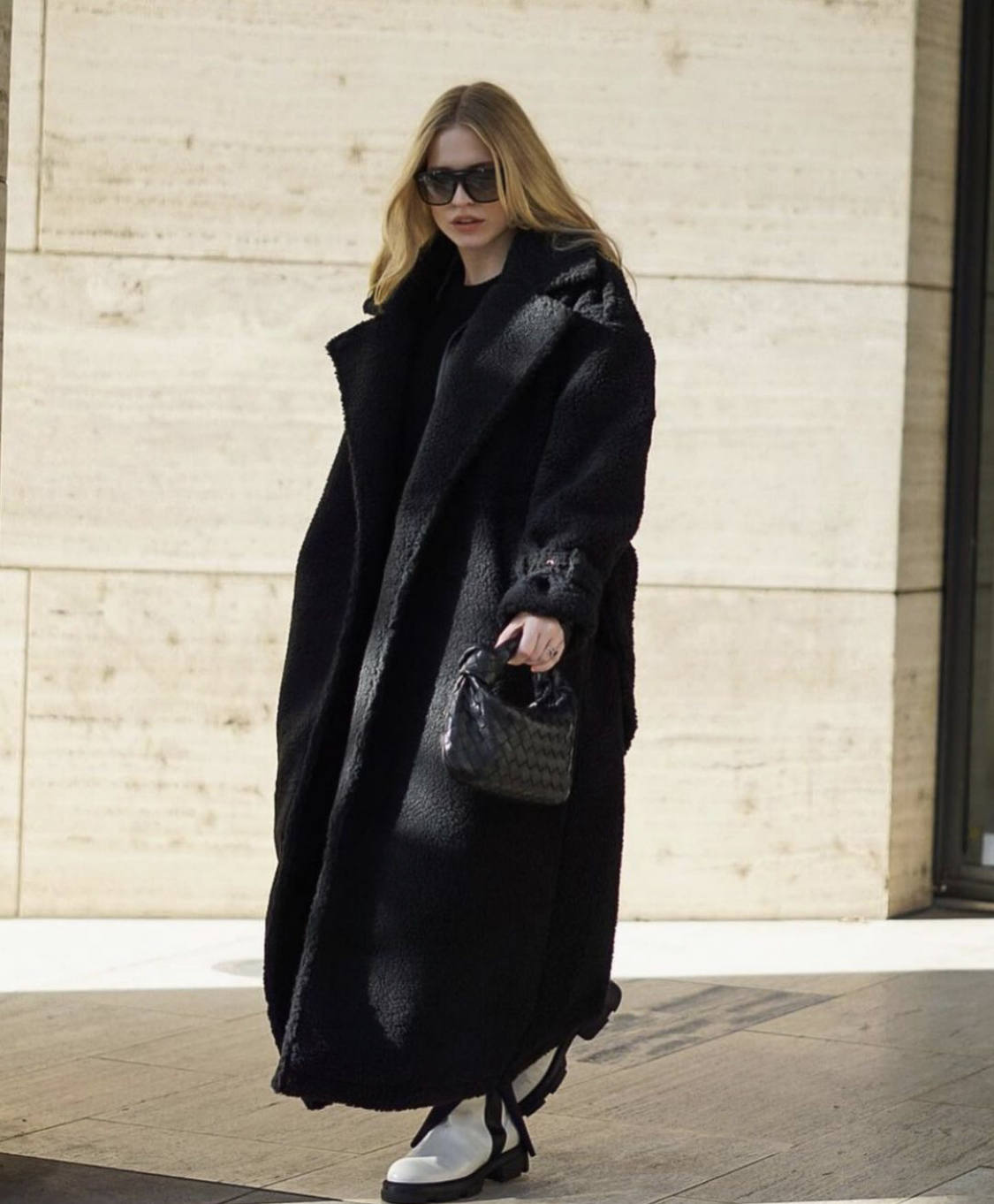 Las prendas efecto cuero, los estampados de cuadros, los trajes masculinos, las camisas blancas en todas sus versiones, los 'maxi' abrigos, las gabardinas, las cazadoras, las sudaderas, el chándal monocolor, los flecos, las chorreras, los volantes, las botas de estilo militar, las corbatas o los lazos en 'modo pajarita' serán las tendencias predominantes de un otoño marcado por la comodidad, el minimalismo y la extrema sobriedad