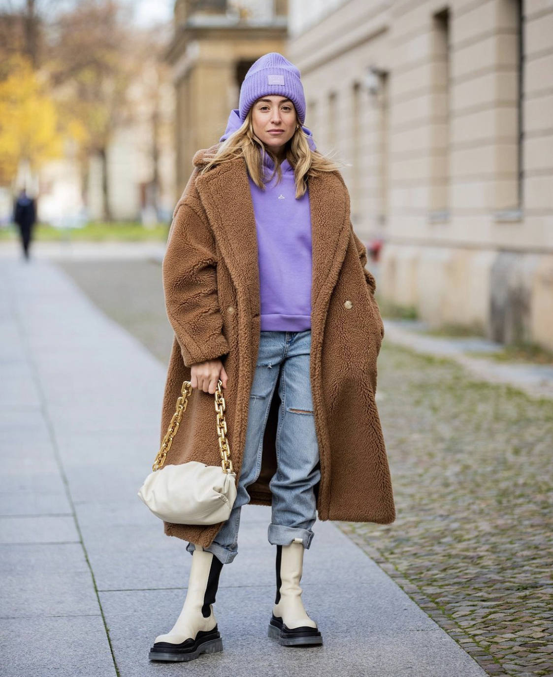 Las prendas efecto cuero, los estampados de cuadros, los trajes masculinos, las camisas blancas en todas sus versiones, los 'maxi' abrigos, las gabardinas, las cazadoras, las sudaderas, el chándal monocolor, los flecos, las chorreras, los volantes, las botas de estilo militar, las corbatas o los lazos en 'modo pajarita' serán las tendencias predominantes de un otoño marcado por la comodidad, el minimalismo y la extrema sobriedad