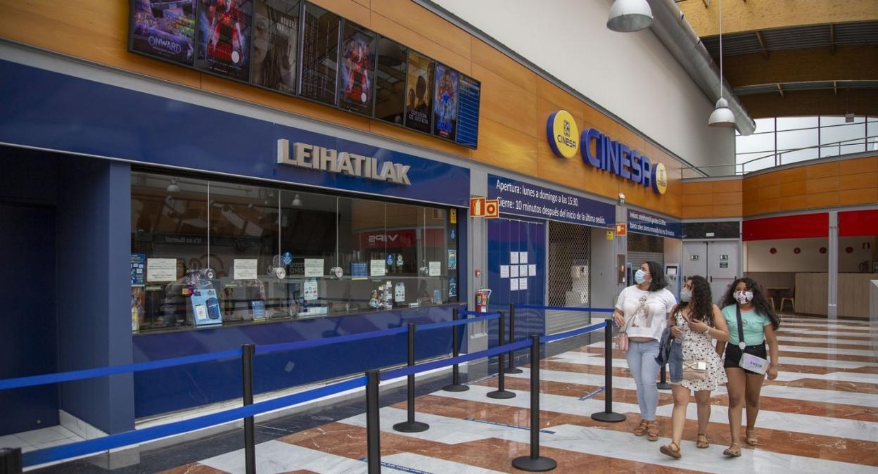 Entrada a los cines Urbil cuando se preparaban para reabrir sus puertas a finales del pasado julio. 