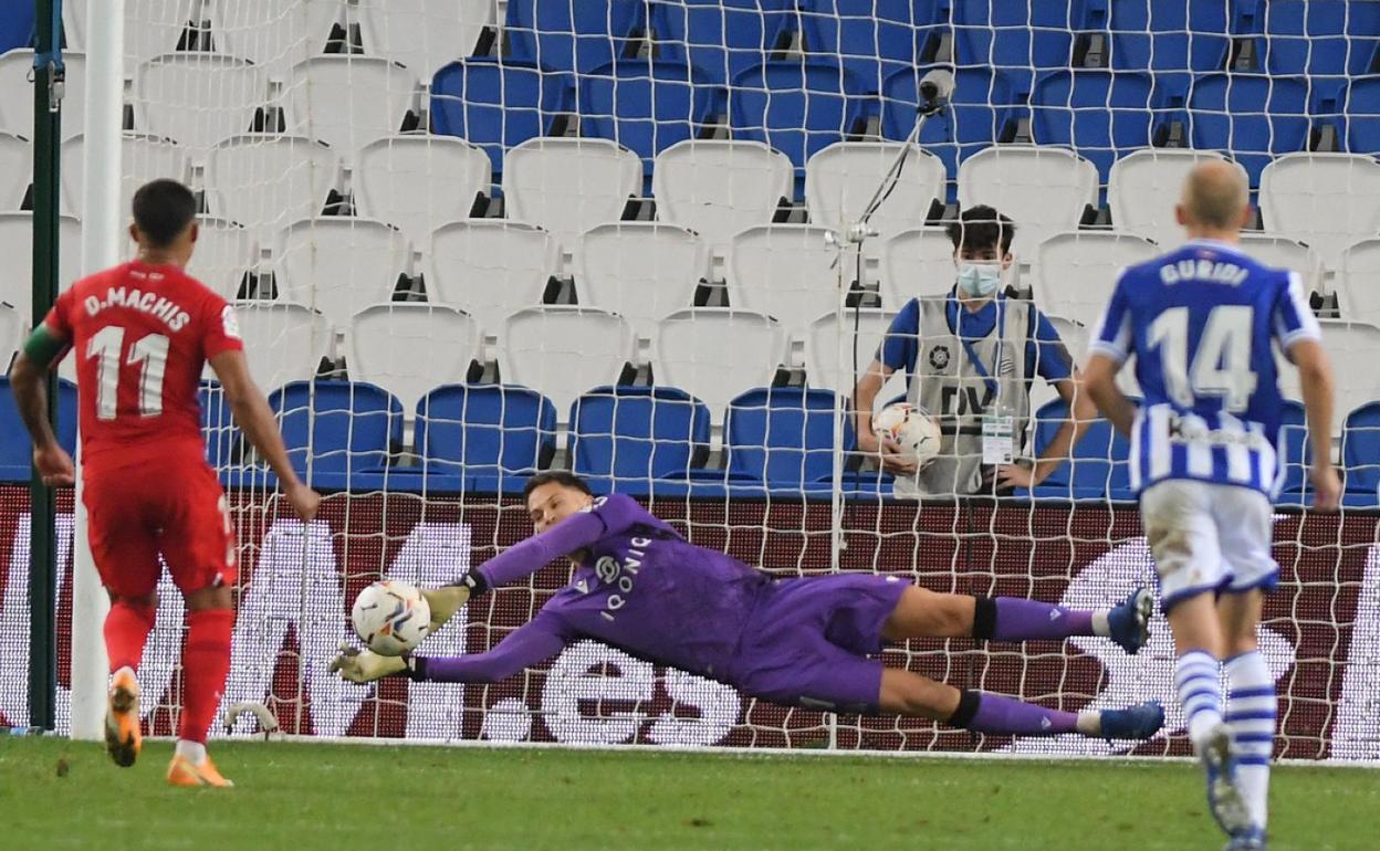 Remiro detuvo el penalti a Machís en el último suspiro. 