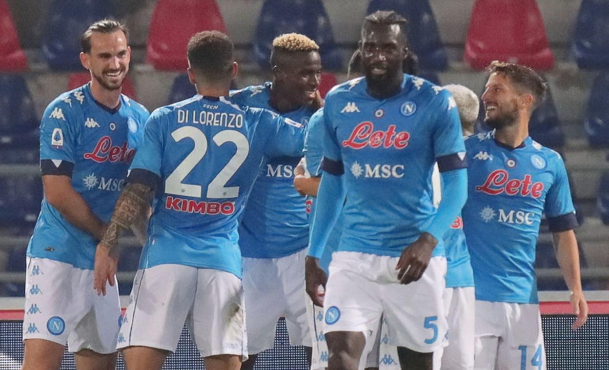 Los jugadores del Nápoles felicitan a Osimhen por el gol de la victoria. 