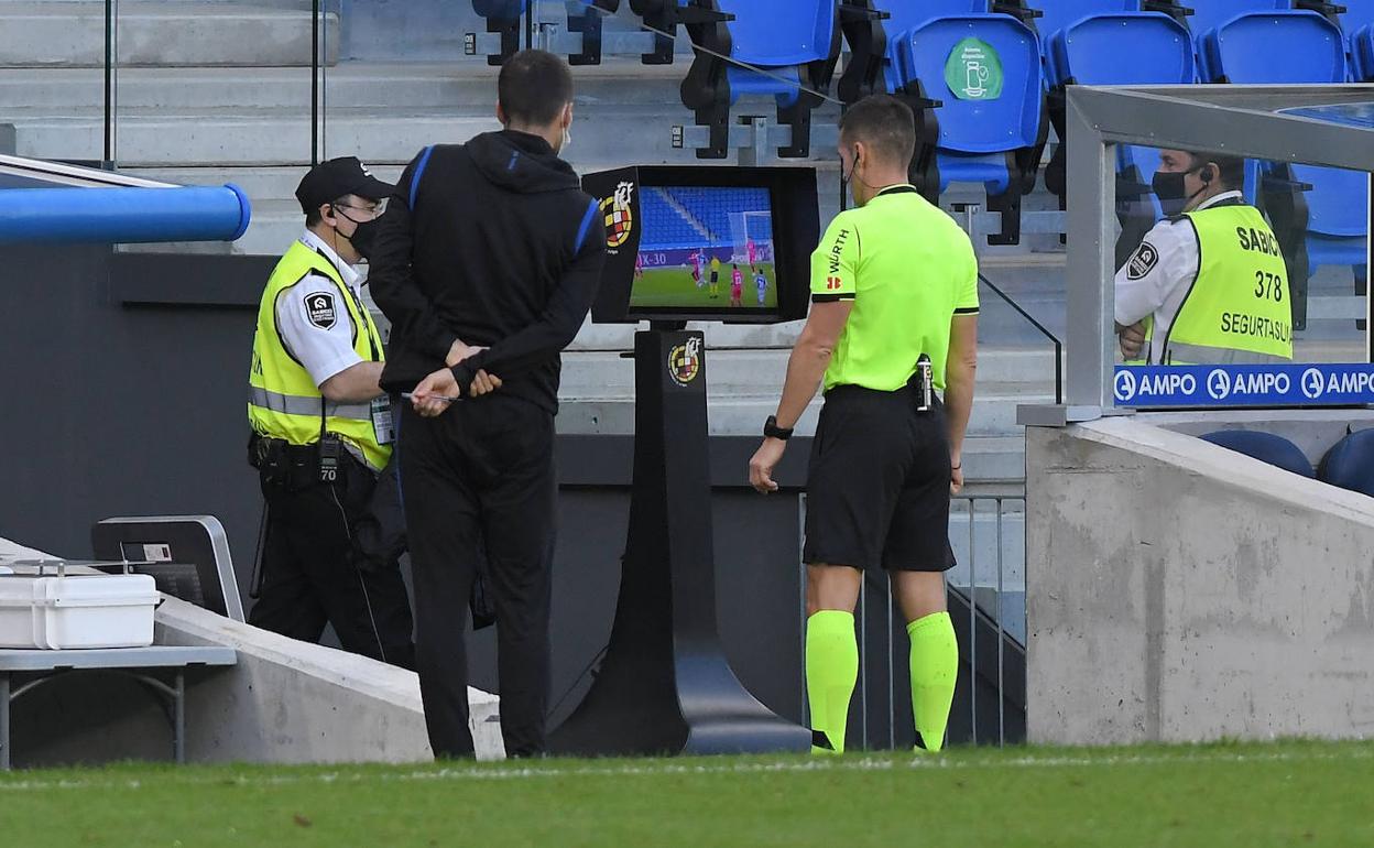 Del Cerro Grande, consultando el VAR. 