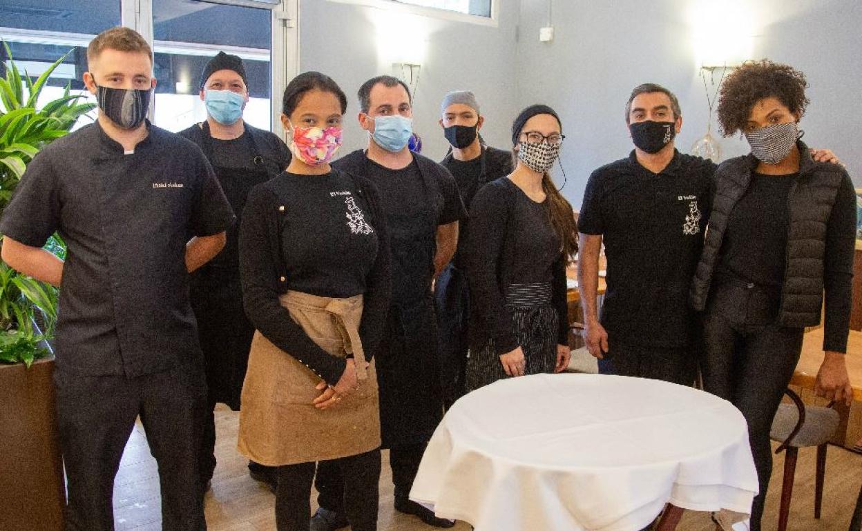 Los responsables de El Vaskito posan en el comedor del restaurante.