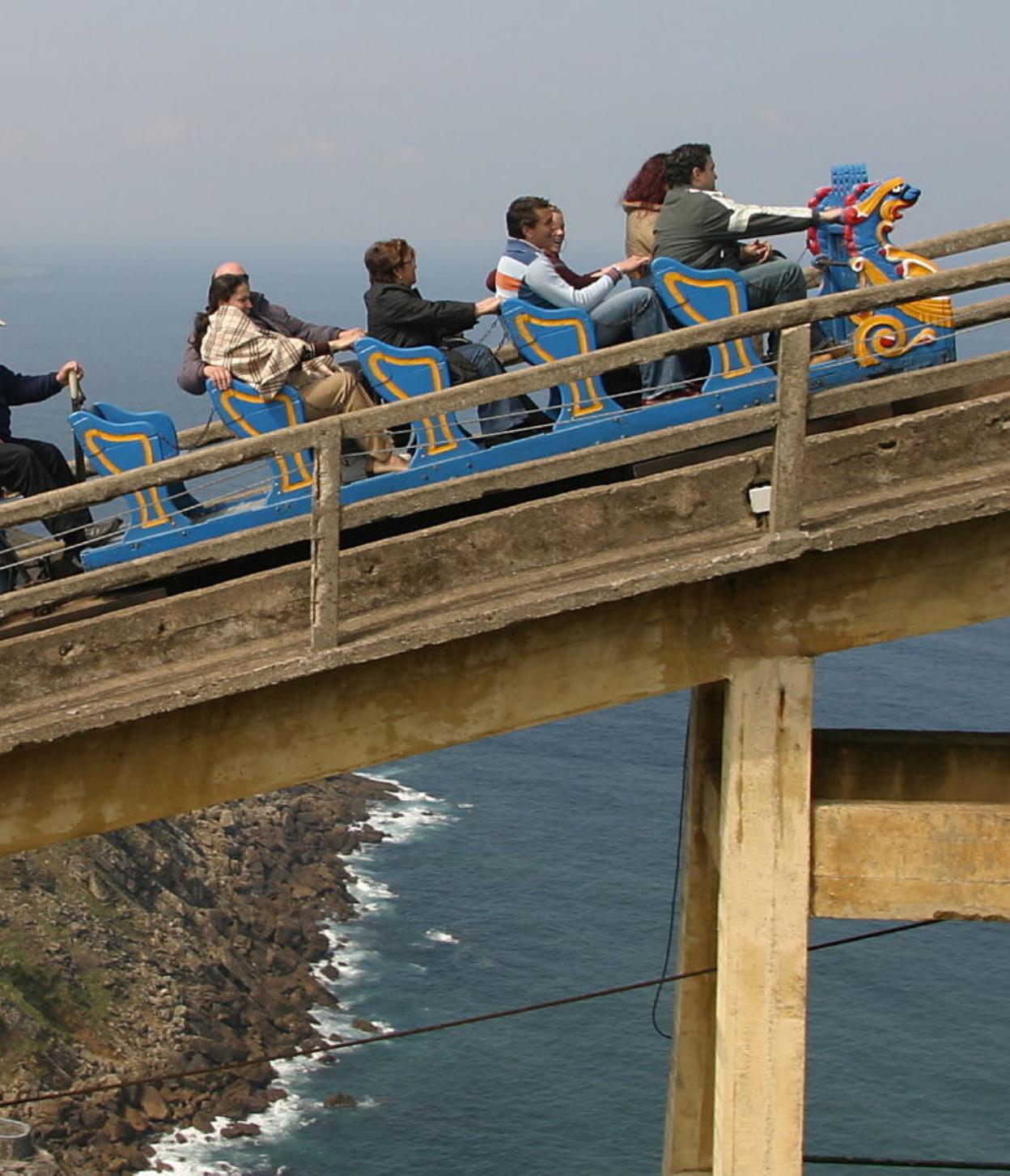 Batzuetan gora, besteetan behera, eta azpian amildegia. 