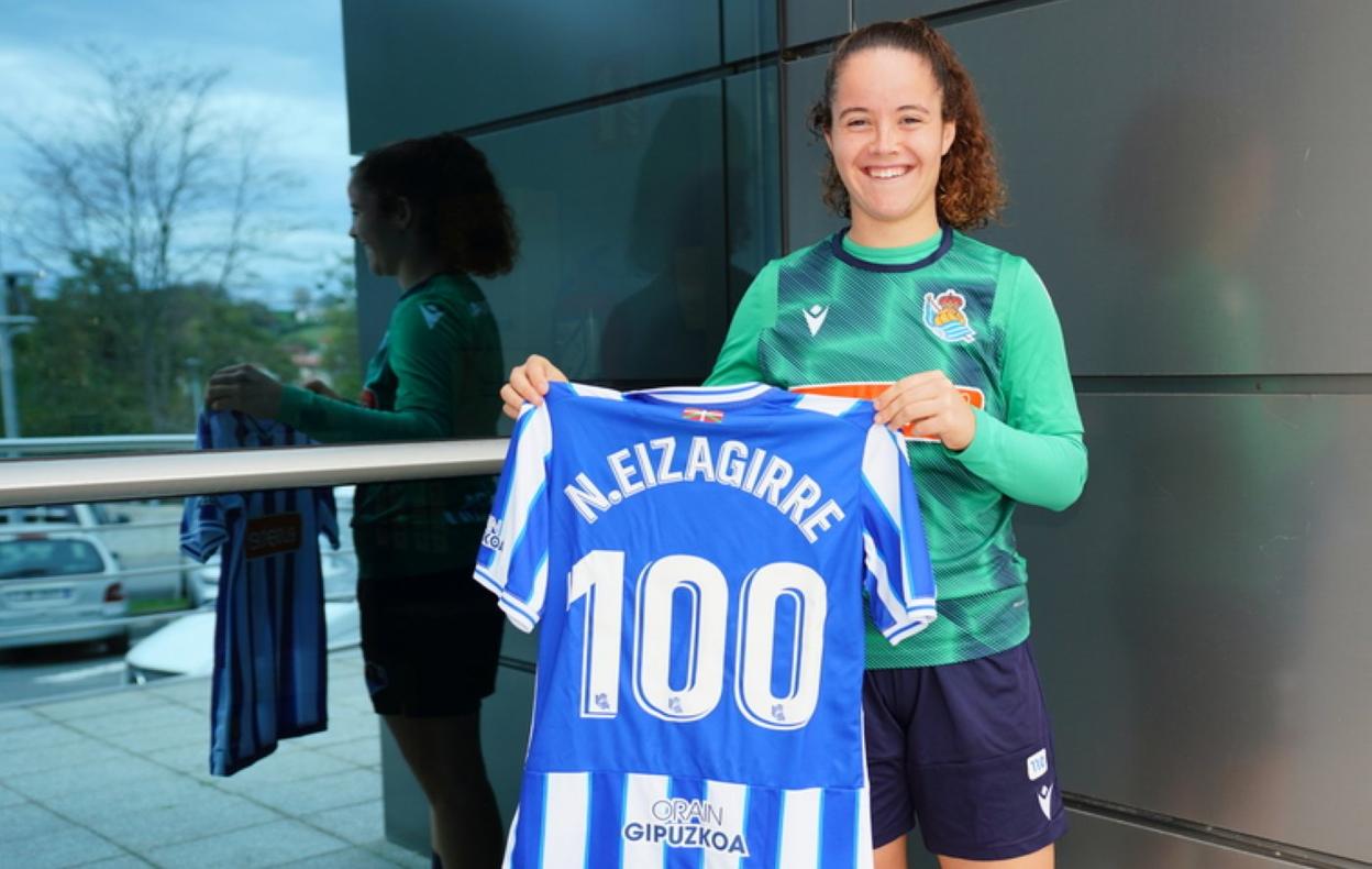 Nerea, ehun partida jokatu dituela baieztatzen duen kamisetarekin. 