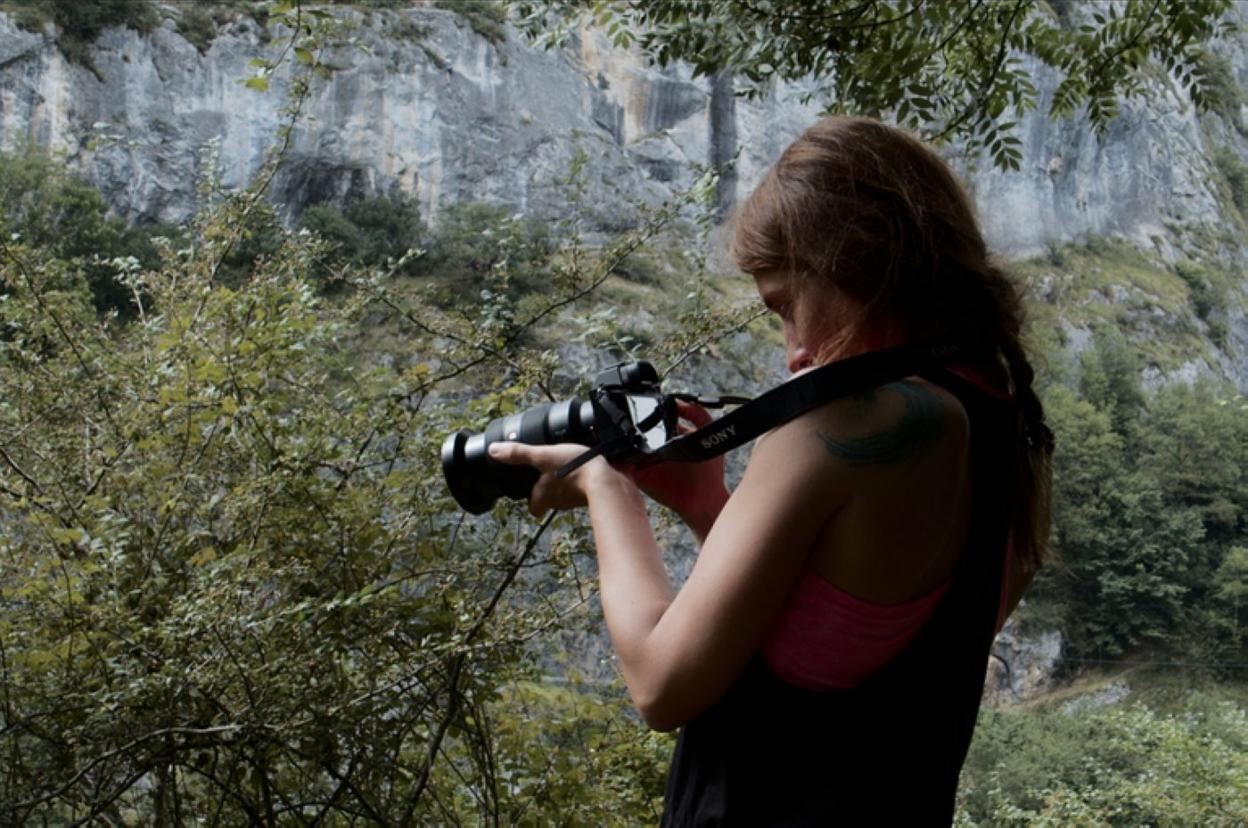 María Aizpuru graba con su cámara. 
