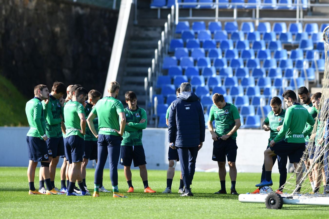 Los jugadores de la Real Sociedad han vuelto a los enrenamientos este miércoles en Zubieta. El susto de la jornada los ha dado Remiro que se ha marchado lesionado