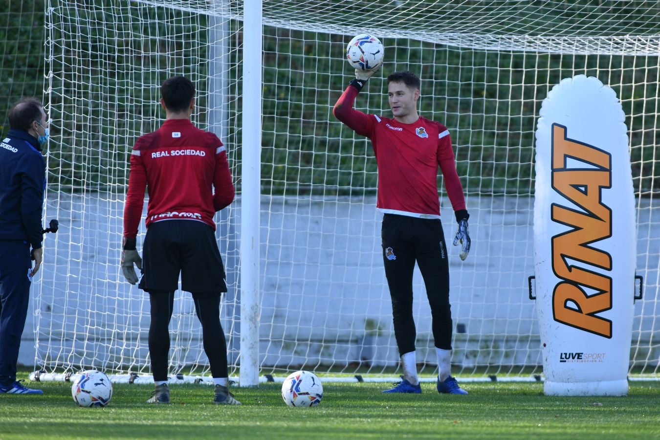 Los jugadores de la Real Sociedad han vuelto a los enrenamientos este miércoles en Zubieta. El susto de la jornada los ha dado Remiro que se ha marchado lesionado