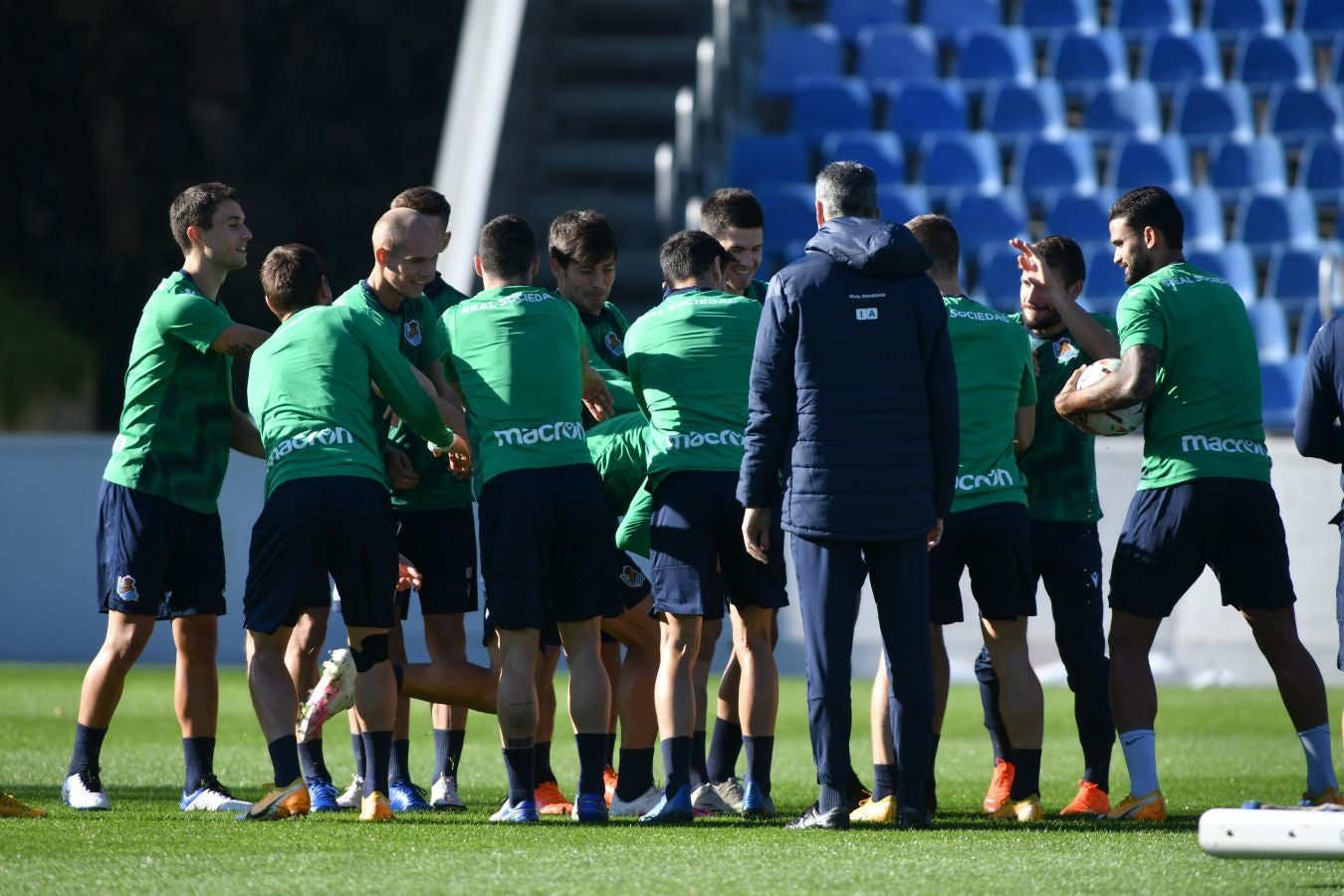 Los jugadores de la Real Sociedad han vuelto a los enrenamientos este miércoles en Zubieta. El susto de la jornada los ha dado Remiro que se ha marchado lesionado