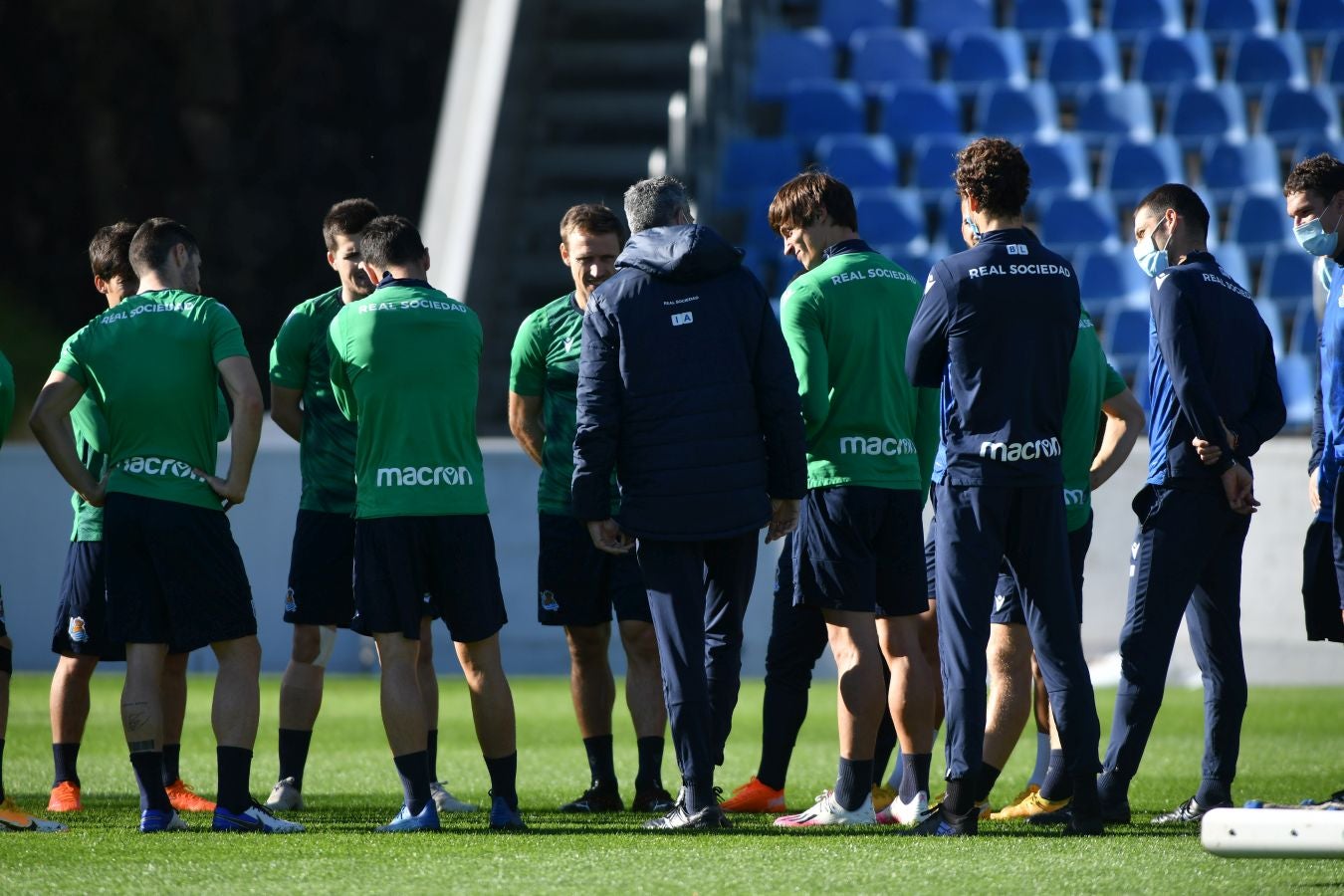 Los jugadores de la Real Sociedad han vuelto a los enrenamientos este miércoles en Zubieta. El susto de la jornada los ha dado Remiro que se ha marchado lesionado